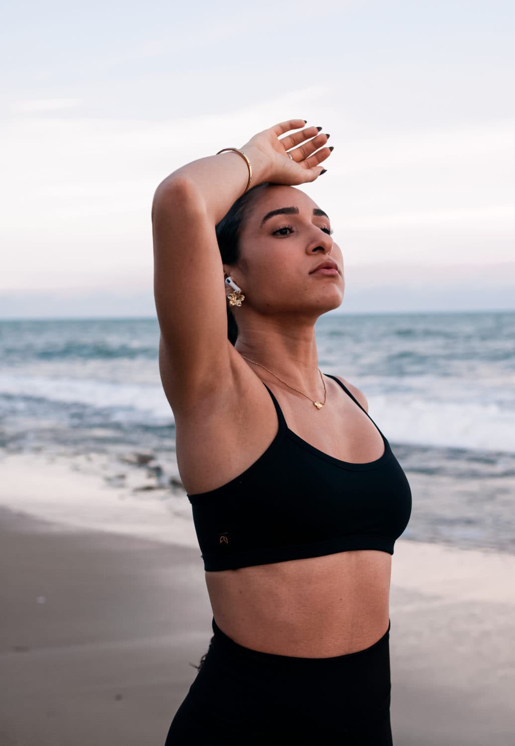 Mulher em pausa após o treino, ao entardecer