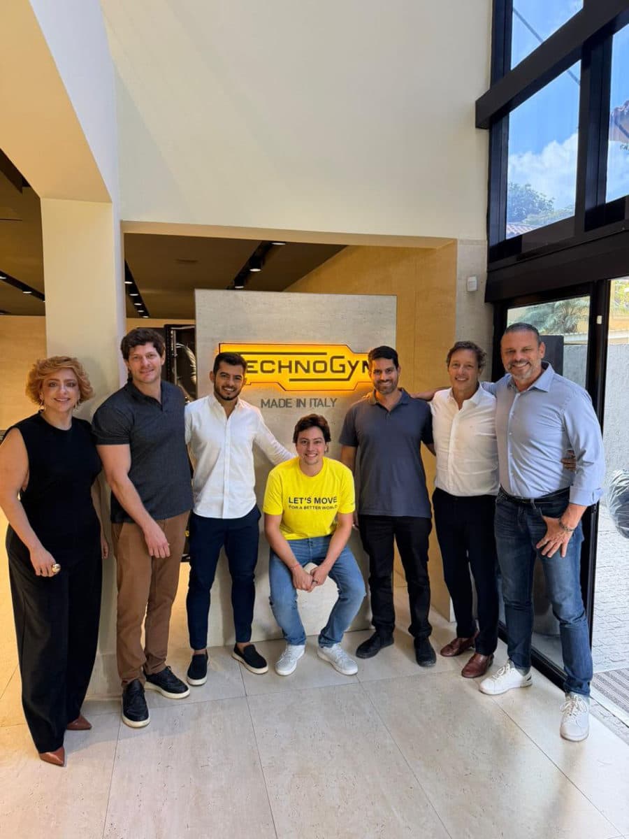 Equipe da be.live com a diretoria da Technogym, diante do letreiro Technogym Made in Italy